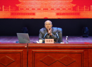 学校党委书记杨继瑞教授在校区宣讲党的十九届六中全会精神