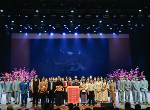 【学习二十大】  高雅艺术进校园 ——红色诗意话剧《待放》在校区演出